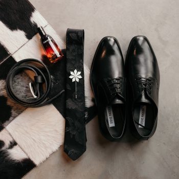 Groom and groomsmen sharing a toast in Simbali Groom Suite