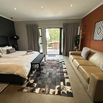 Modern and masculine Groom Suite at Simbali with lounge area and prep space Modern and masculine Groom Suite at Simbali with lounge area and prep space